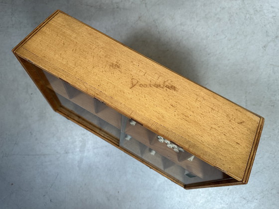 Image 1 of Vintage display case/counter - 'Guitare' Elastique de Luxe