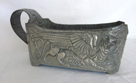 Image 1 of Porte-bouteille vintage français Art Nouveau en étain, motif griffon, berceau de bouteille gothique en relief, centre de table d