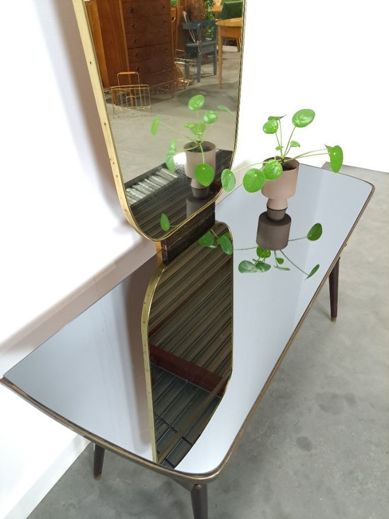 Image 1 of Tavolino laterale con cassetti e grande specchio con bordo dorato, toletta