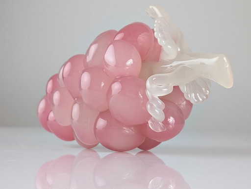 Sculpture en verre de Murano représentant une grappe de raisin, rose et blanc, milieu du XXe siècle