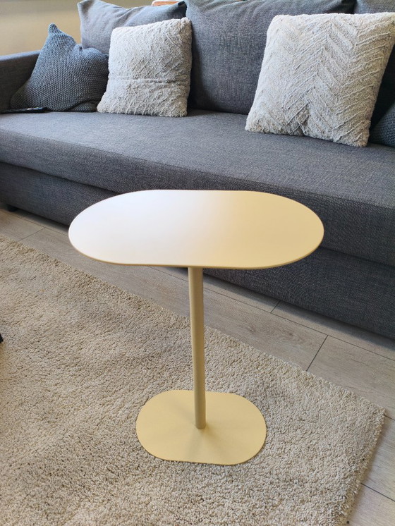 Image 1 of Table d'appoint moderne en métal jaune pastel