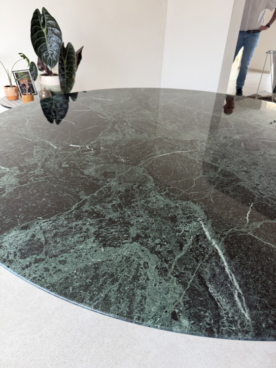 Originele Alpe Verdi Knoll Tulip Eettafel 137 Rond Nieuwstaat!! Eero Saarinen Wit/Zwarte Poot – Marble (photo 4 of 15)