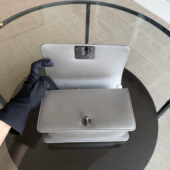 Image 1 of Borsa Chanel Boy Small - 20 cm in pelle di razza, grigio, con finiture argentate, serie 20
