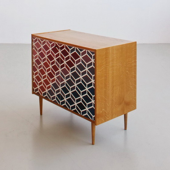 Image 1 of Kast uit het midden van de 20e eeuw met een handgeschilderd geometrisch patroon, kleurrijke vintage uit de jaren 60.