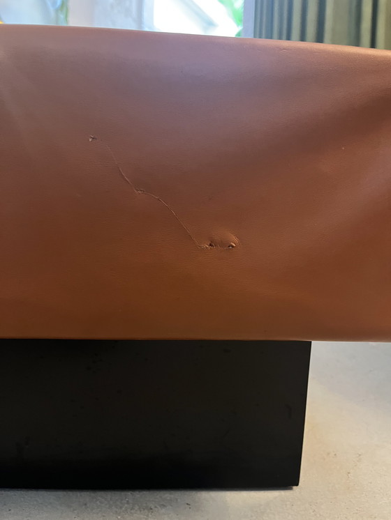 Image 1 of Mesa de centro de cuero color caramelo y cristal negro