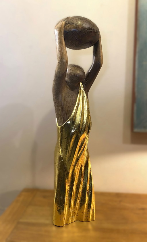 - Escultura de danza dorada