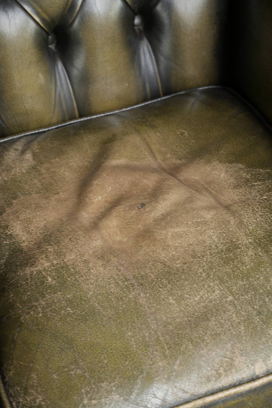 Stoere vintage rundleren chesterfield oorfauteuil in een tijdloze groene kleur – Leather (photo 12 of 13)