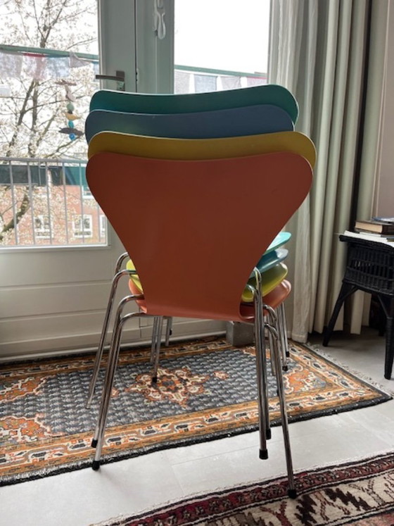 Image 1 of 4x Fritz Hansen stoelen gekleurd