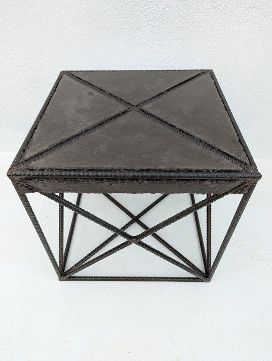 Image 1 of CUBE X Brutalistischer Skulpturentisch aus Beton und Stahl – Wallavibe Design