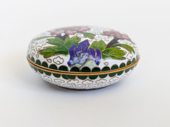 Scatola portagioie vintage in cloisonné, decorata a mano con orchidee e farfalle smaltate. (photo 3 of 10)