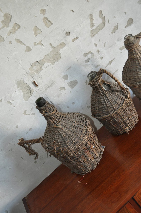 Bouteilles de Vin Vintage en Osier, Lot de 3 – Objets déco (photo 2 of 4)