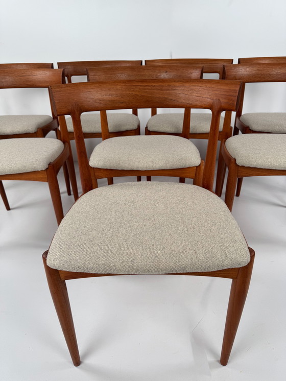 Image 1 of Set van 8 model nr. 7 eetkamerstoelen van Johannes Andersen voor Uldum Møbelfabrik