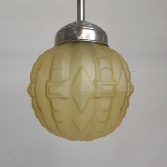 Image 1 of Lampada a sospensione Art Déco con sfera di vetro e raffinata decorazione geometrica, anni '30