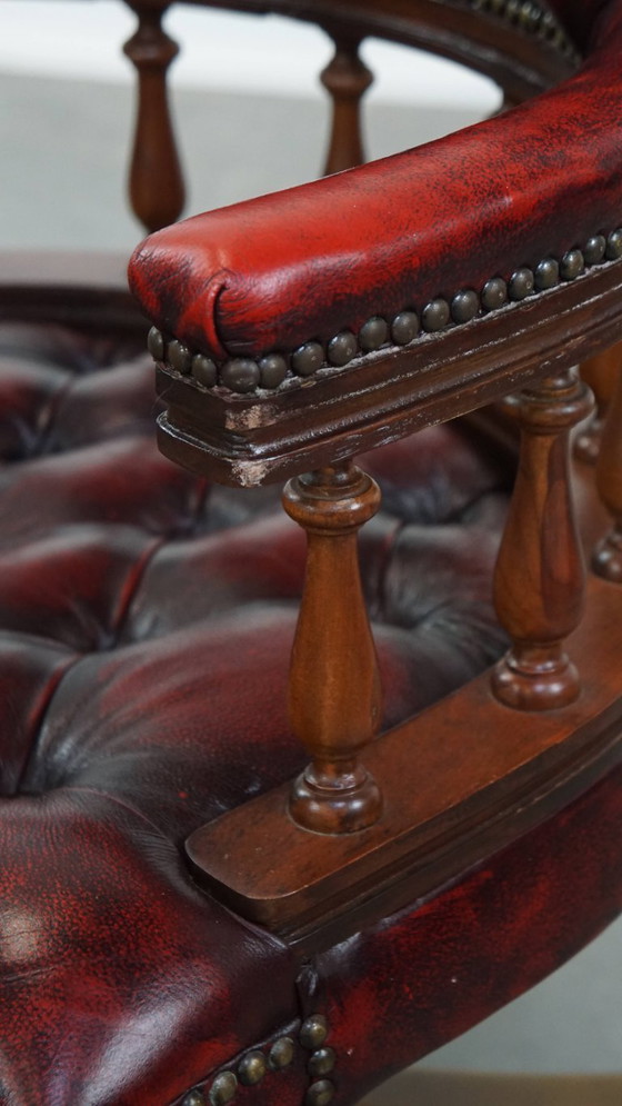 Image 1 of Sedia da ufficio Chesterfield girevole classica in pelle di mucca rossa con ruote