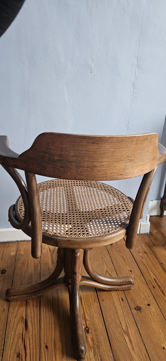 Image 1 of Chaise tournante Thonet
