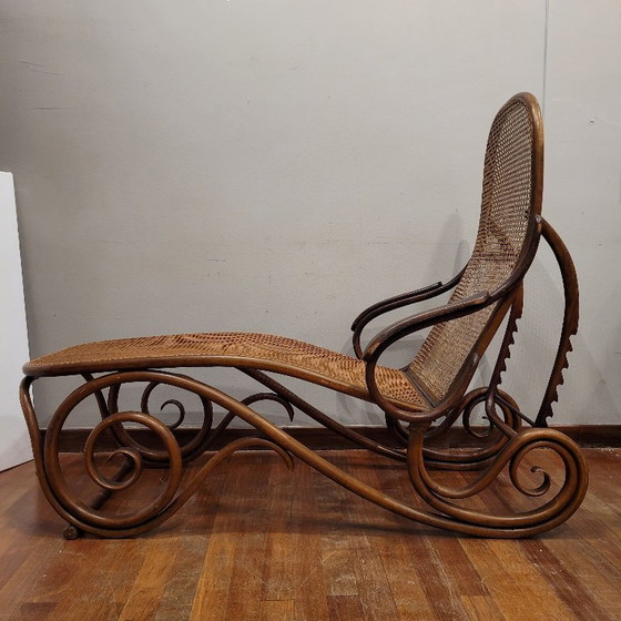Image 1 of Reclining chaise longue armchair, bent beech wood, signed Thonet, Art Nouveau, 1879 - Austria