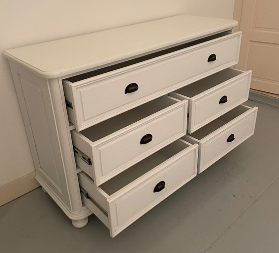 Image 1 of Set aus zwei großen Old Basics-Kleiderschränken und passender Kommode – Weißes Massivholz