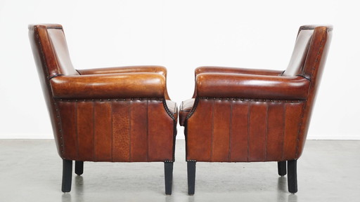 2 fauteuils en peau de mouton avec une finition luxueuse