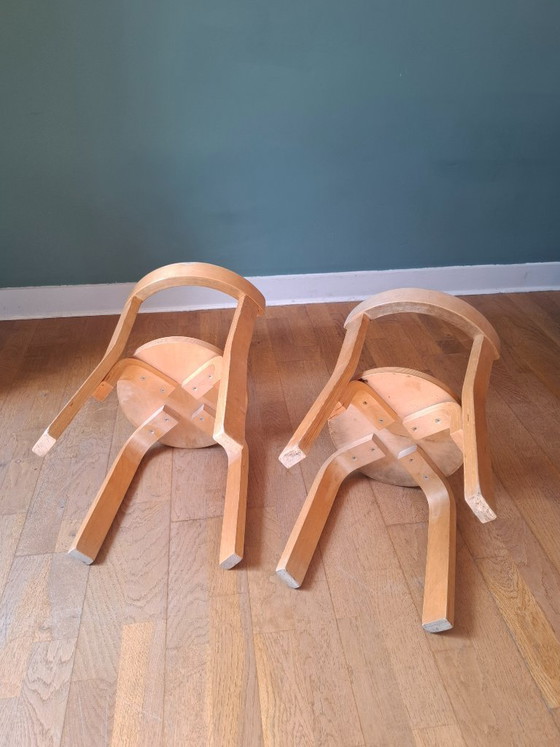 Image 1 of Een paar kinderstoelen in de stijl van Alvar Aalto.