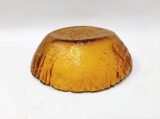 Image 1 of Bol en verre ambré du milieu du siècle avec un motif texturé ressemblant à de l'écorce