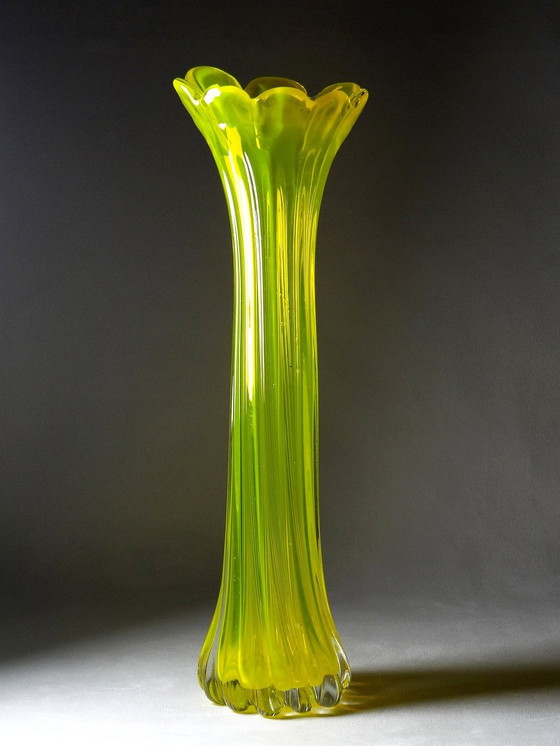 Image 1 of Grand Vase Bourgeon Verre De Murano Jaune Vintage Années 60