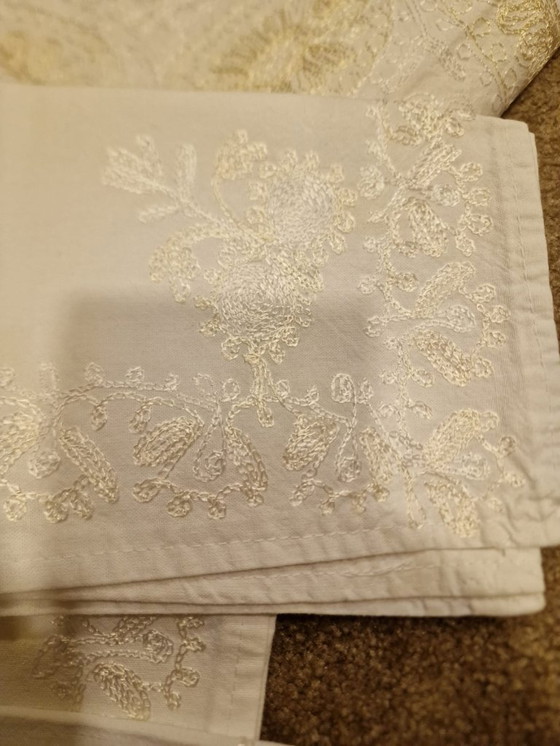 Image 1 of Nappe avec 8 serviettes (brodées à la main)