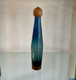 Mondgeblazen karaf/decanter/fles van Göran Wärff uit de Tropico-serie voor Pukeberg.