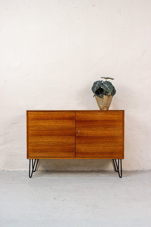 Vintage ladekast/dressoir/minibar van teakhout met notenhouten accenten, midden 20e eeuw, jaren 60. – ladekasten, Wood