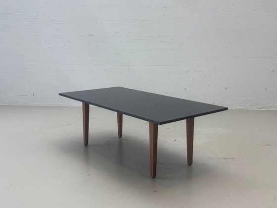 Table de salle à manger moderne de style mid-century, structure en frêne noir et bois (photo 3 of 12)