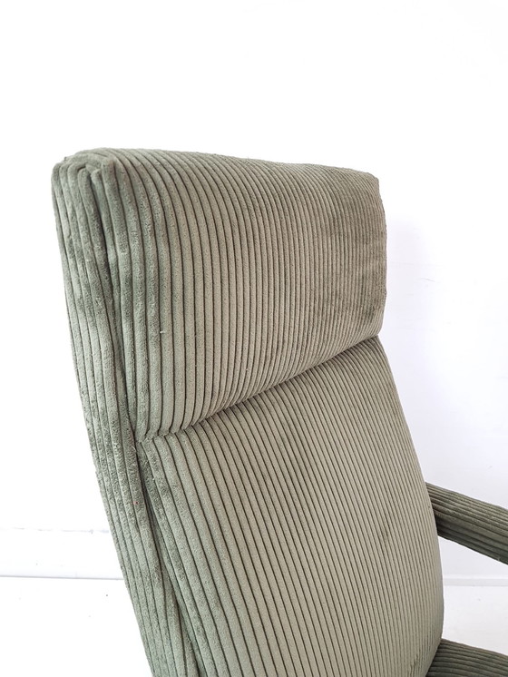 Image 1 of Fauteuil vintage danois tissu côtelé vert nouvellement tapissé