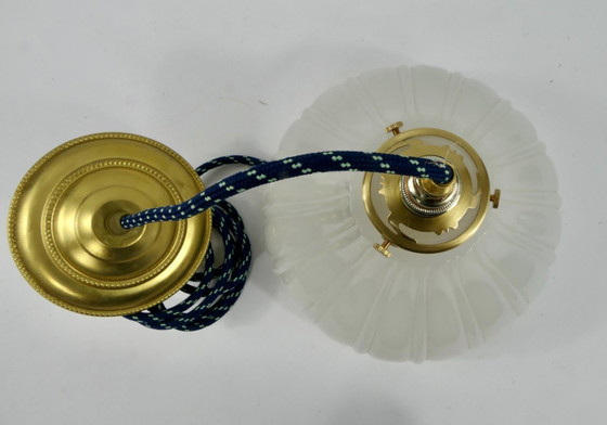 Image 1 of Elegante lámpara de techo Holophane de cristal blanco acanalado con soporte de pantalla de latón