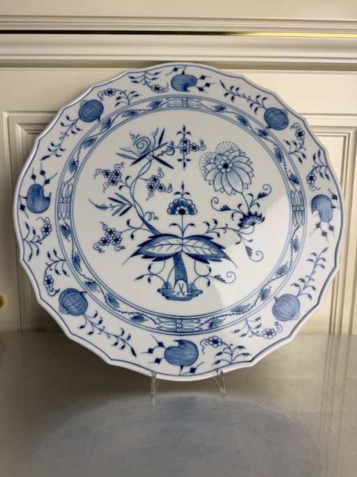 Originele Meissen serveerschaal met uienmotief, model 825, vervaardigd in 1951, tweede keus, Ø 34 cm