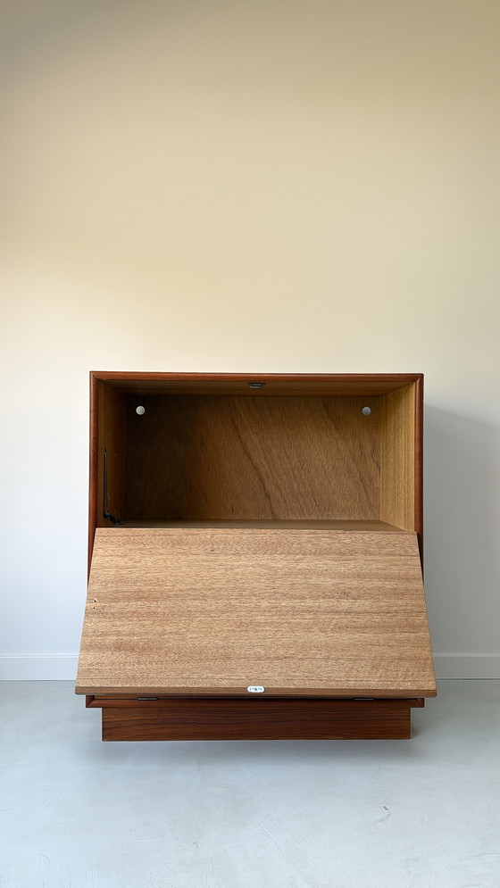 Image 1 of Armario danés antiguo de madera de teca con puertas