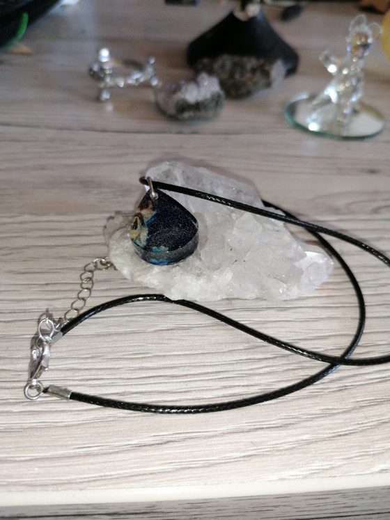 Collier vintage « fait main » avec pendentif en époxy (Galaxie) – selfe made, Objets déco, Metal, Plastic (photo 4 of 5)