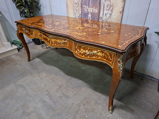 Bureau ancien de style baroque, orné d'incrustations. Dimensions : 200 x 85 cm et 79 cm de hauteur.