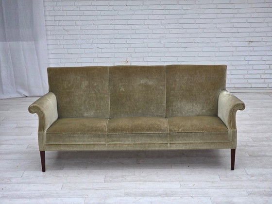 Image 1 of Divano a 3 posti danese degli anni '60, in velluto verde chiaro.