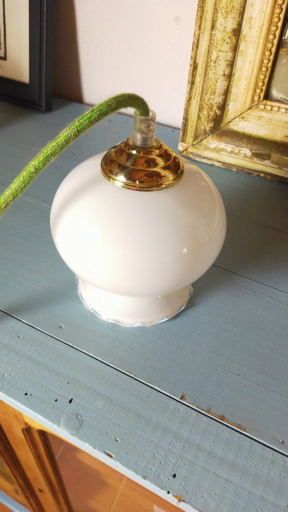Lámpara de mesa de opalina blanca, Le siècle des Lmumières, Lámparas de mesa, Vidrio, Metal, Dorado (foto 4 de 8)