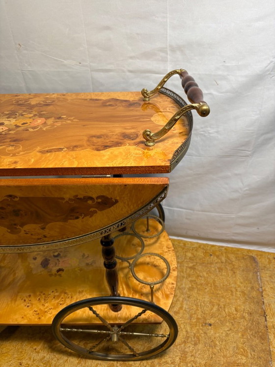 Vintage Italiaanse Sorrento Inleg Walnoot Serveerwagen | Circa jaren 70 | Koperen Details. – Wood (photo 12 of 13)