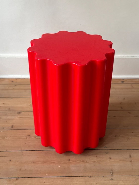 Image 1 of Ettore Sottsass voor Kartell Colonna Kruk (2020) (Golvend) Rood Gegoten Plastic Italiaans Design
