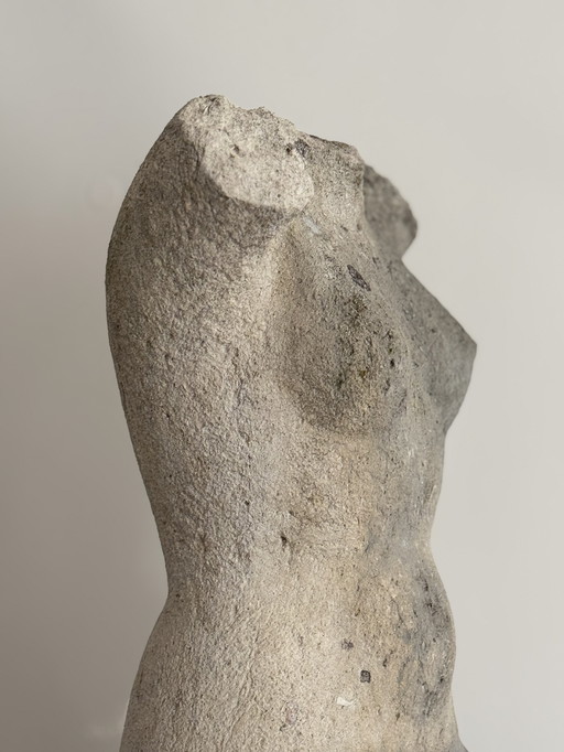 Torse de femme - Sculpture en pierre fragmentaire à l'expression archaïque