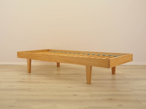 Essenhouten bed, Deens design, jaren 70, gemaakt in Denemarken.