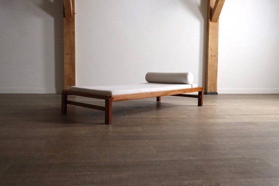 Image 1 of Pierre Chapo L03 Dagbed in massief iepenhout, Frankrijk jaren 60