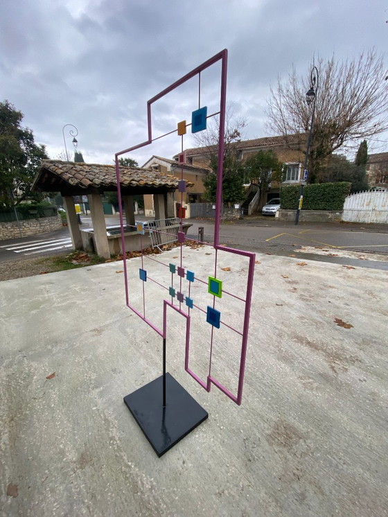 Image 1 of Salvador Presta - Gelakt metalen beeldhouwwerk, 1983. Gesigneerd en gedateerd onder de sokkel. 198 x 121 x 41 cm, 10 kg. 1900