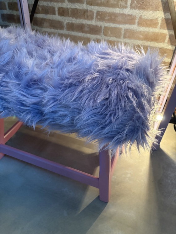 Image 1 of Hocker mit flauschigem Bezug – flippiges Lila/Pink