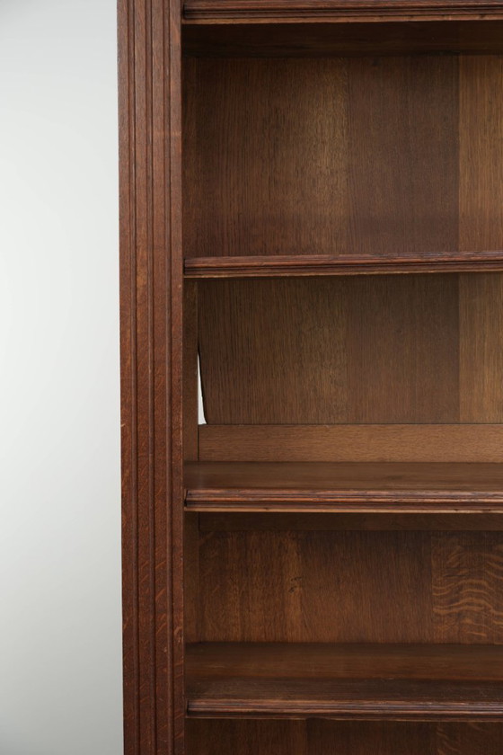 Warm antique Dutch oak bookcase from the early 20th century with elegant details – Wood (photo 5 of 9)