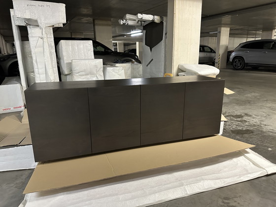 Image 1 of 4-TÜRIGES SIDEBOARD AUS GRAUEM EICHENHOLZ AUF MASSIVEM SOCKEL OHNE GRIFFE