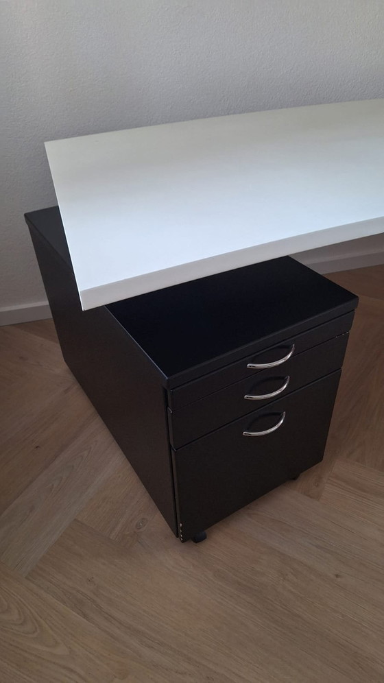 Image 1 of Hülsta buro met gebogen wit blad zwart stalen ladenblok