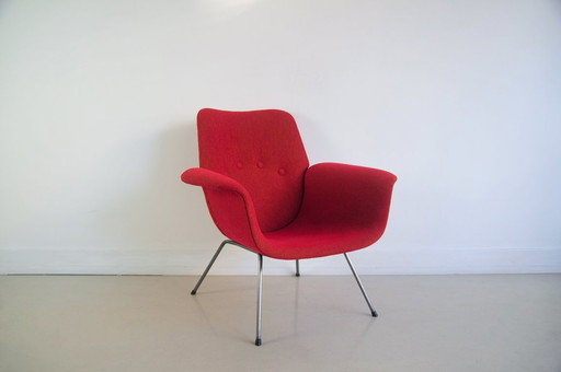 poltrona rossa con gambe in metallo