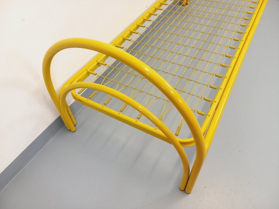 Image 1 of Twee vintage Italiaanse Maretto Marflex stapelbedden van geel metaal uit de jaren 80.