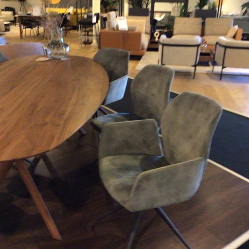 Mobitec Eclipse table + chairs